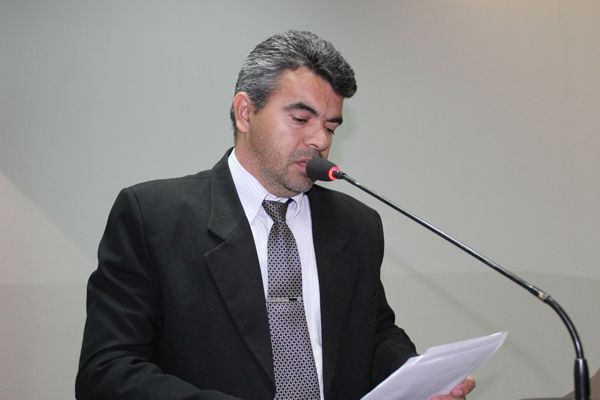 Quemuel requer informações sobre linhas telefônicas no Jardim Tropical