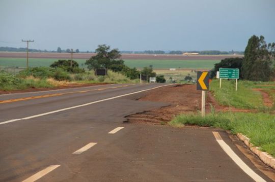 Quemuel volta a cobrar sinalização em frente ao frigorífico JBS