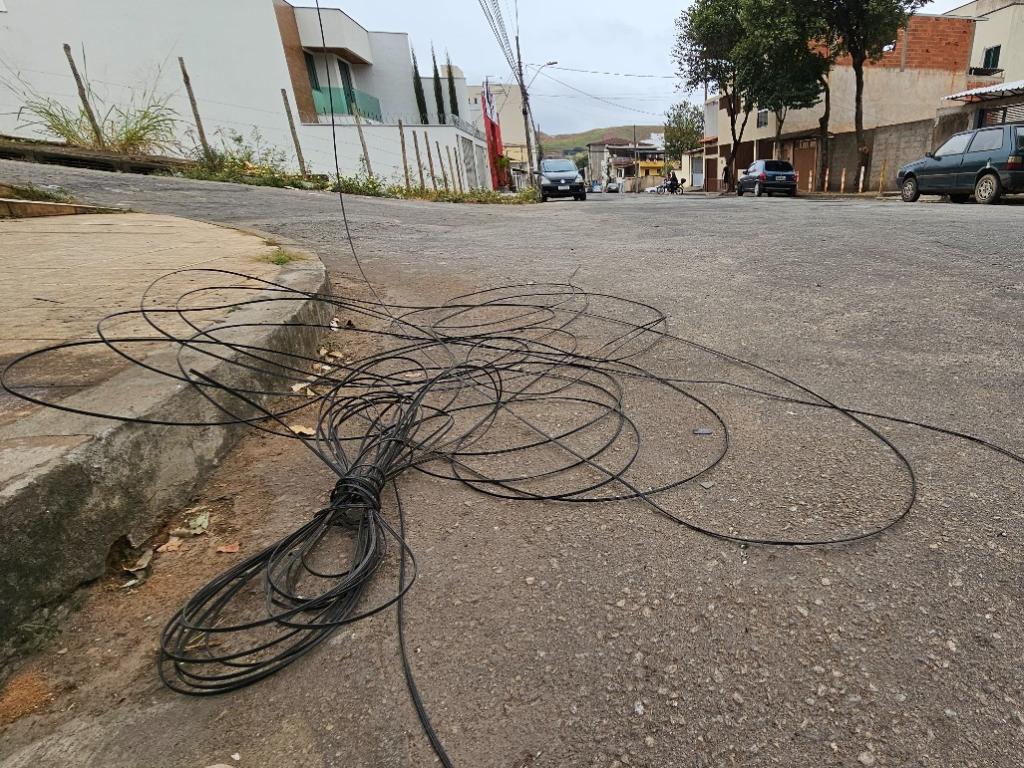 Requerimento busca esclarecer responsabilidade pelo recolhimento de fios soltos nas vias públicas