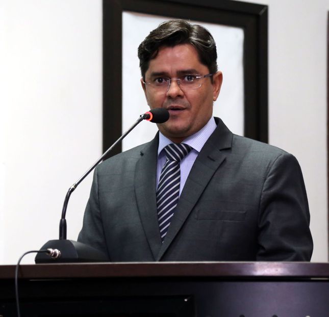 Ricardo Lima aponta necessidade de melhorias em locais públicos