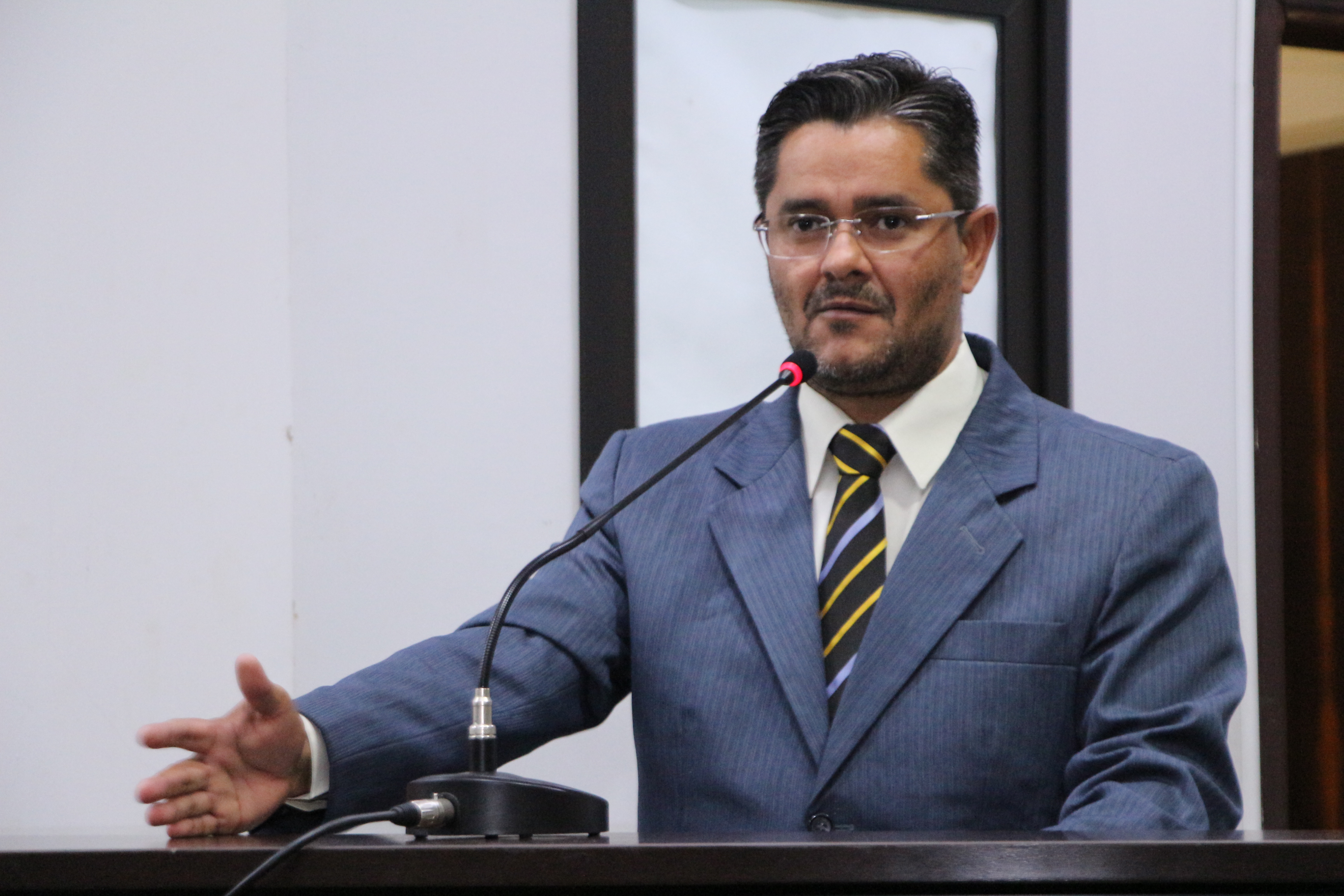 Ricardo Lima cobra informações sobre a quantidade de veículos da Prefeitura Municipal