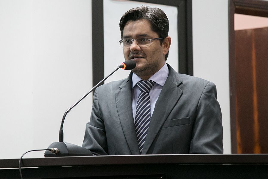 Ricardo Lima pede providências para limpeza de terreno