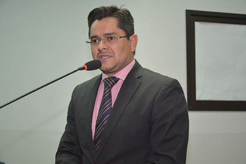 Ricardo Lima reitera pedido de colocação de placas em ruas dos bairros 