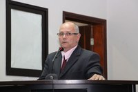 Robertinho Pereira pede restauração de canaletas e melhoria em rua