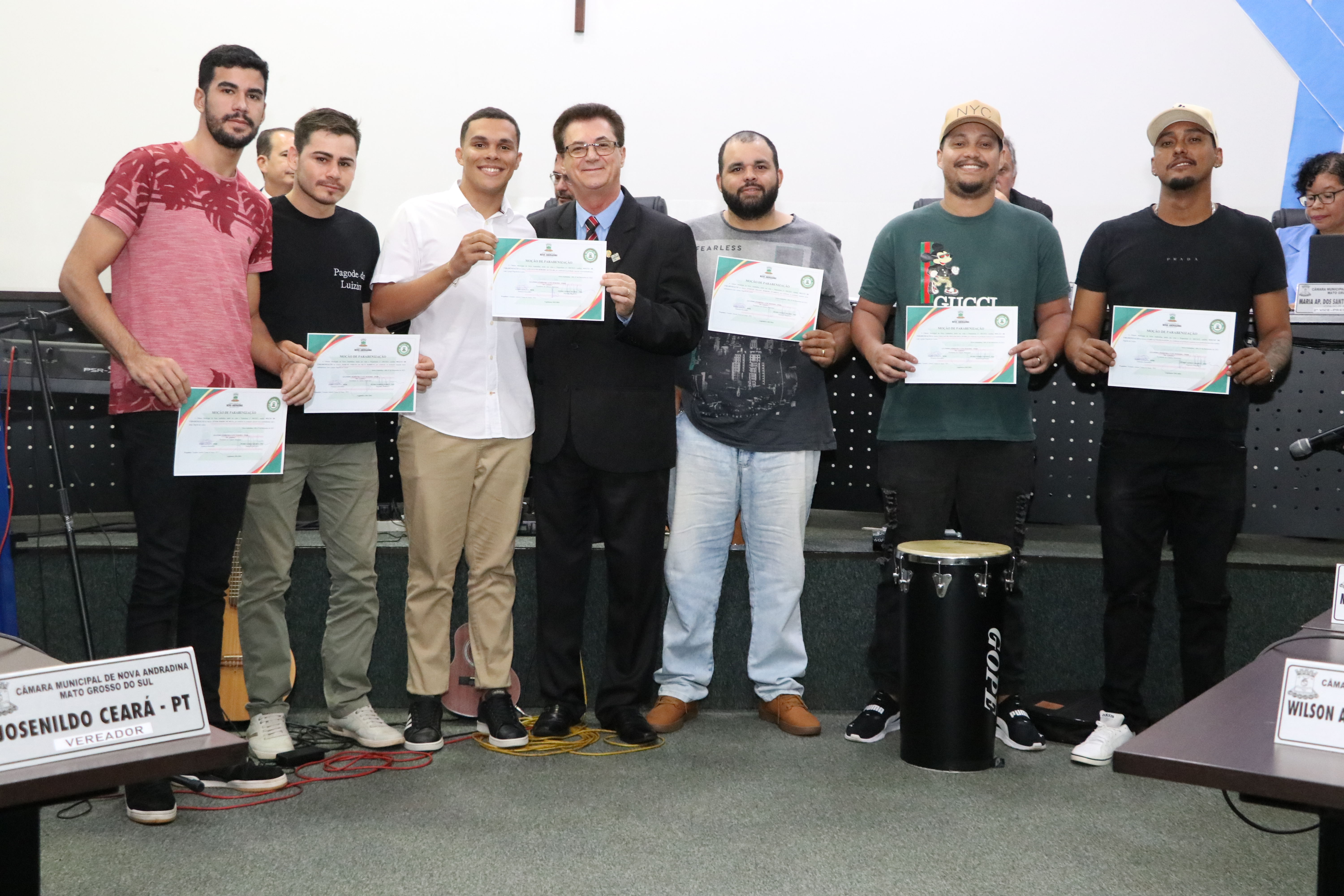 Sob aplausos, “Pagode do Luizin” recebe homenagem da Câmara e o carinho da plateia