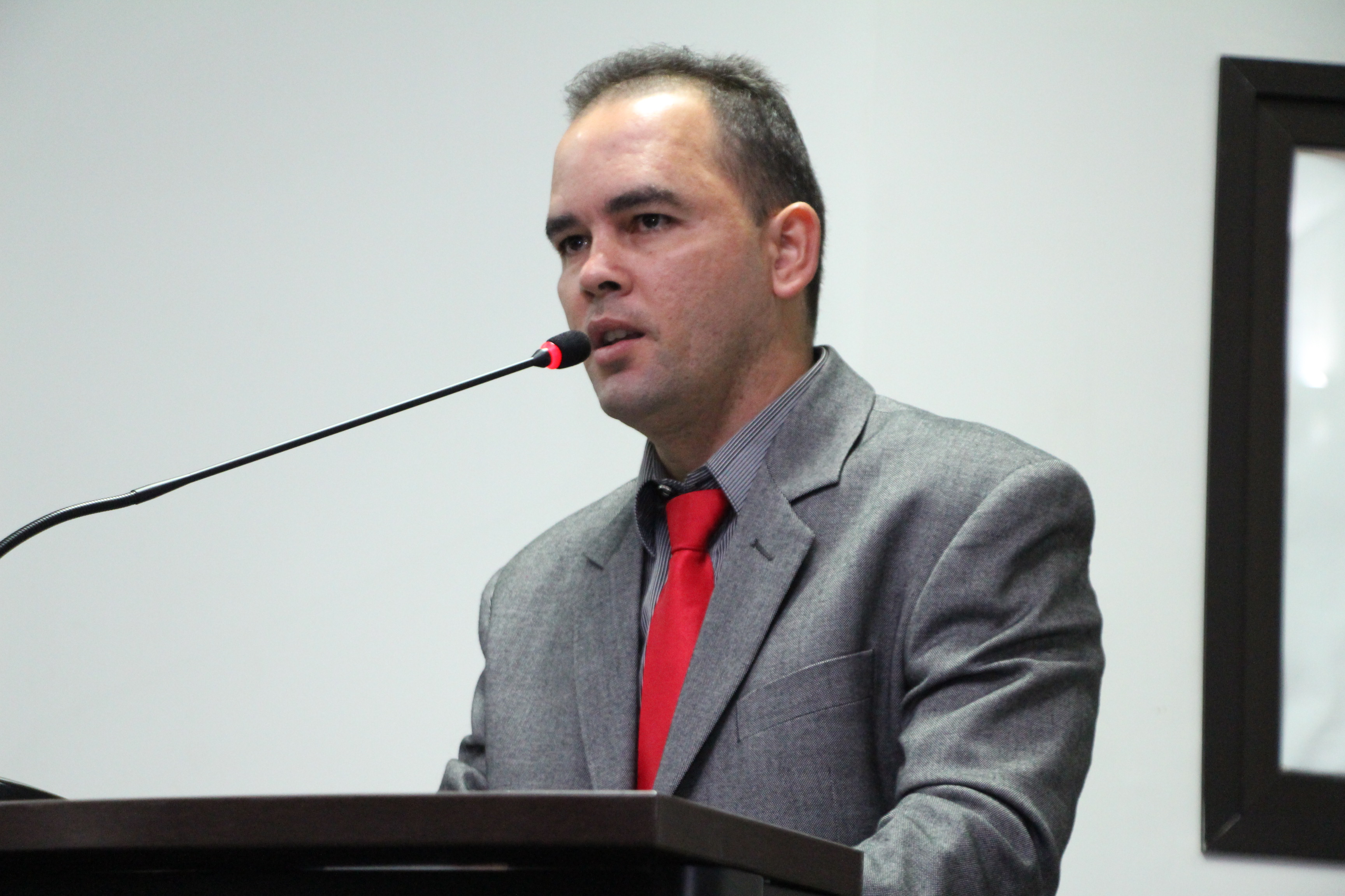 Tapa-buracos e estruturação de projeto social pautam indicações na Câmara 