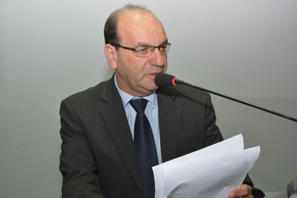 Valmirá cobra implantação de novos estacionamentos no canteiro central