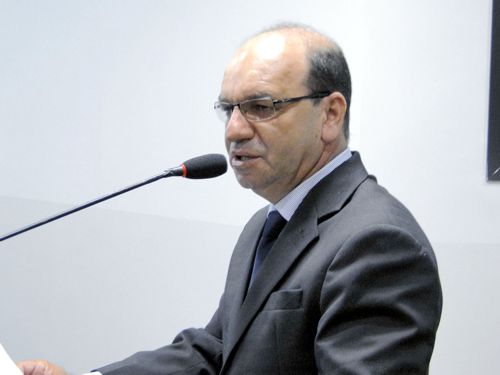 Valmirá do Pax pede atenção à limpeza de ruas e manutenção de praça