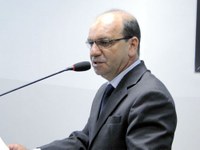 Valmirá do Pax pede atenção à limpeza de ruas e manutenção de praça