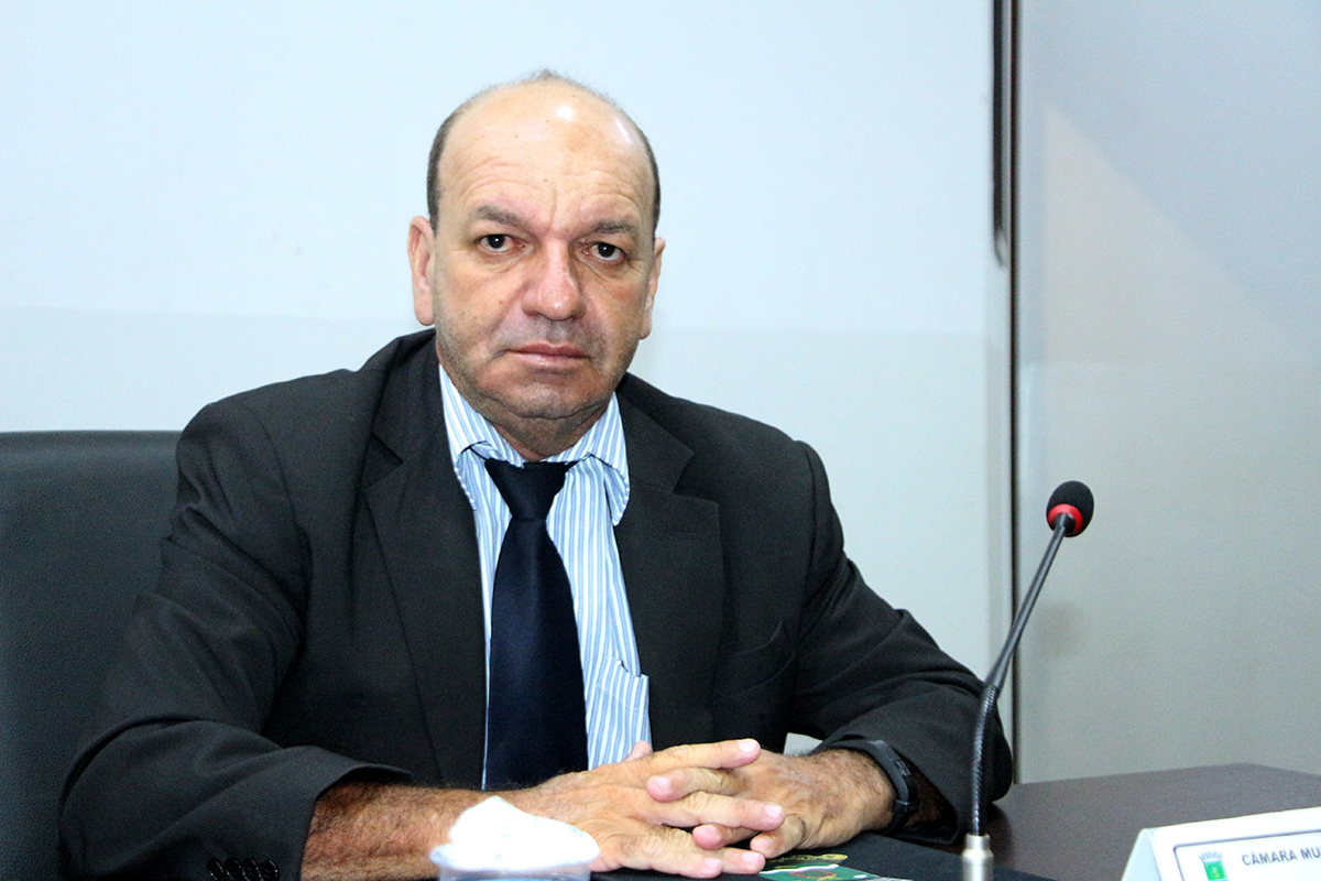 Valmirá questiona atraso de medicamentos e solicita vistoria em terreno 