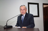 Valter alerta para barras de ferro expostas em via e pede providências 