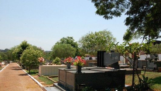 Valter e Valmirá do Pax cobram limpeza do cemitério municipal