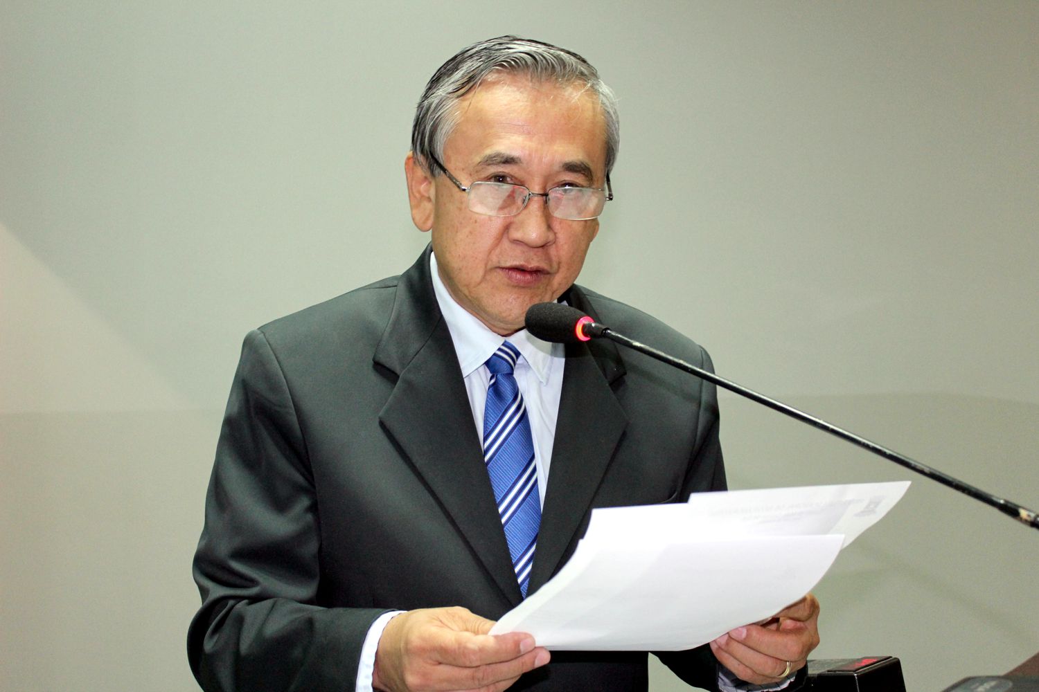 Valter solicita manutenção em bocas de lobo e recursos para infraestrutura