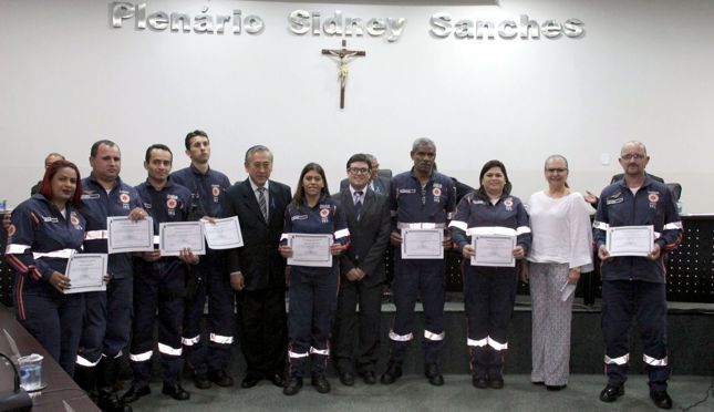 Valter Yasunaka homenageia equipe do Samu