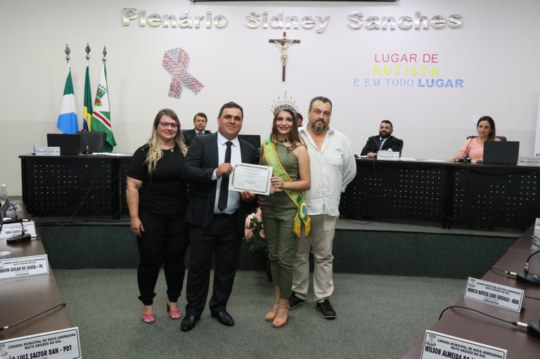 Vencedora de concurso nacional de miss é parabenizada na Câmara 