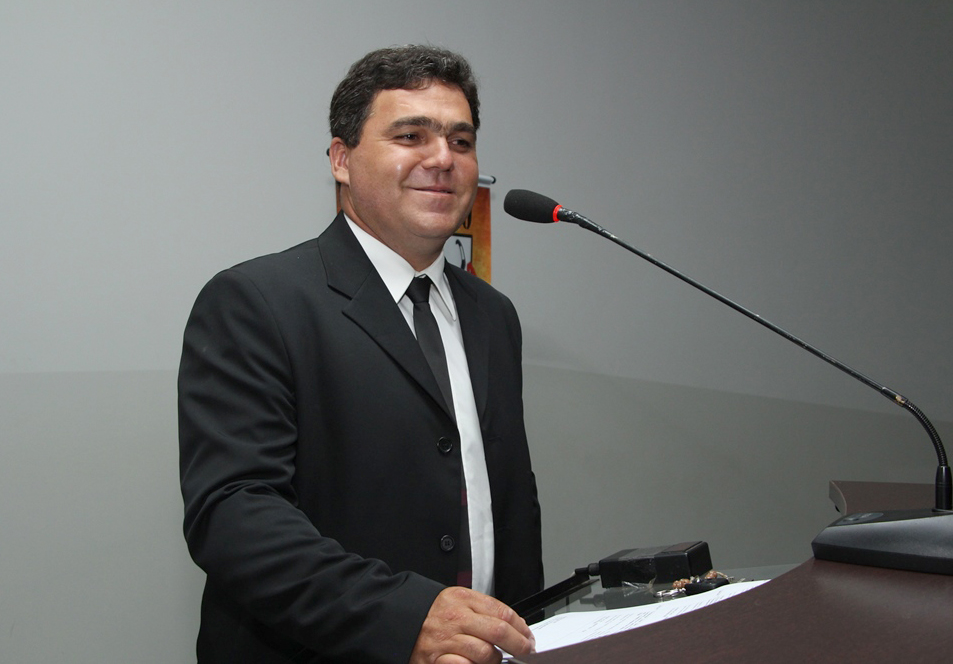 Vereador alerta necessidade de restauração de canaletas e recapeamento asfáltico 