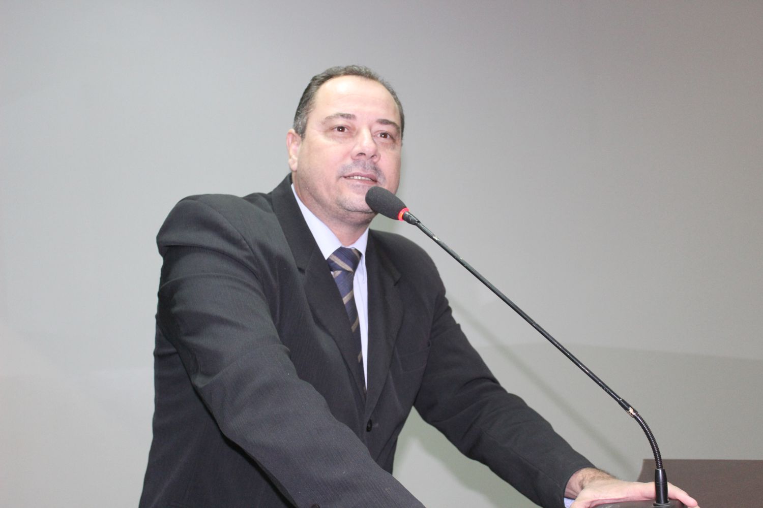 Vereador Marião pede reparos e recapeamento asfáltico na Rua Francisco Reinaldth