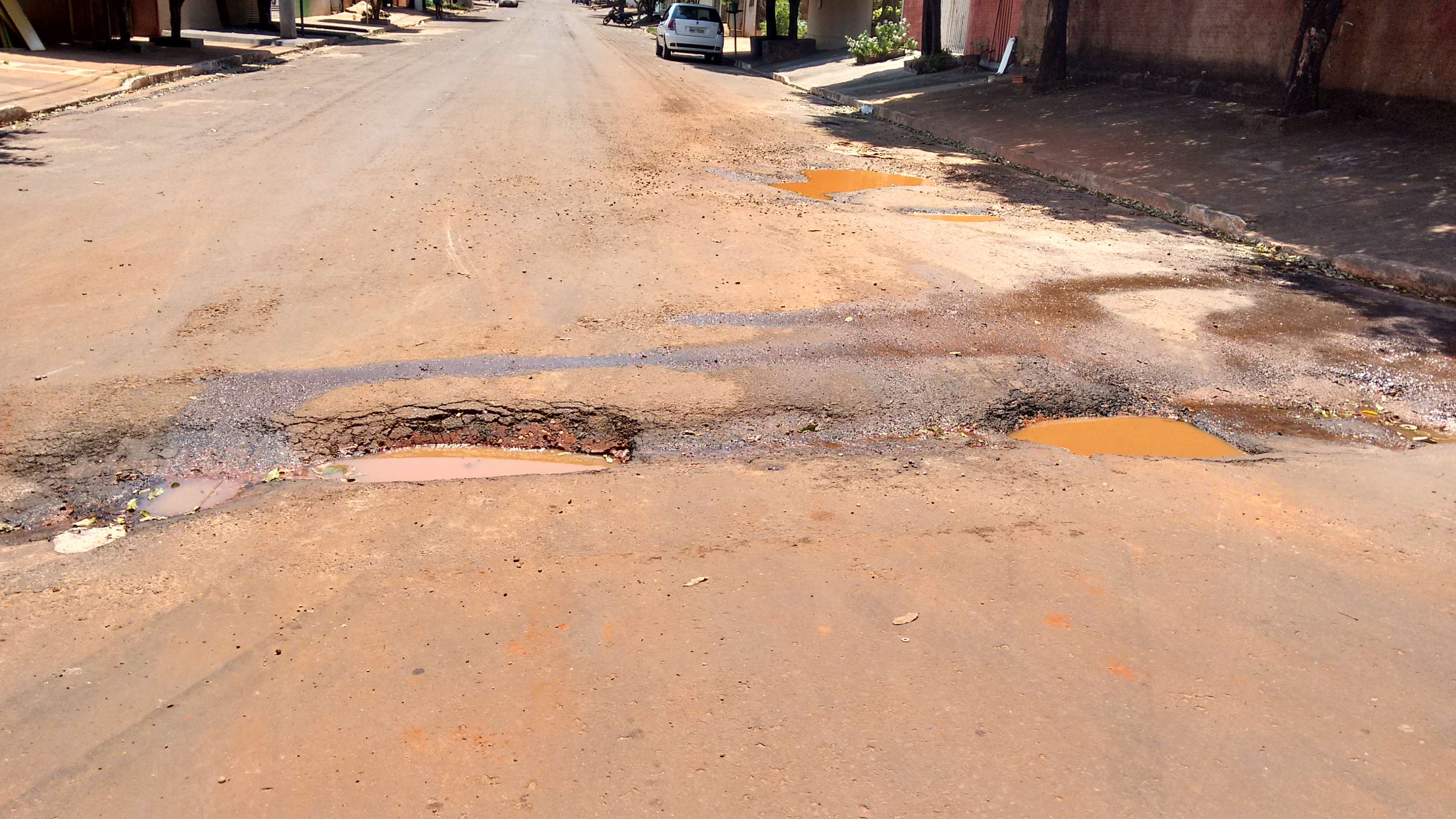 Vereador Nenão pede tapa buraco para evitar acidentes 