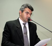 Vereador Quemuel intercede por limpeza em terreno 