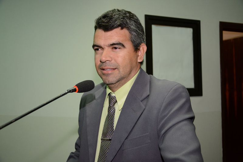 Vereador Quemuel pleiteia lixeiras e serviço de infraestrutura