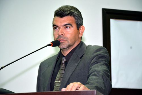 Vereador Quemuel reivindica recuperação de via e limpeza de terreno baldio