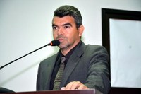 Vereador Quemuel reivindica recuperação de via e limpeza de terreno baldio