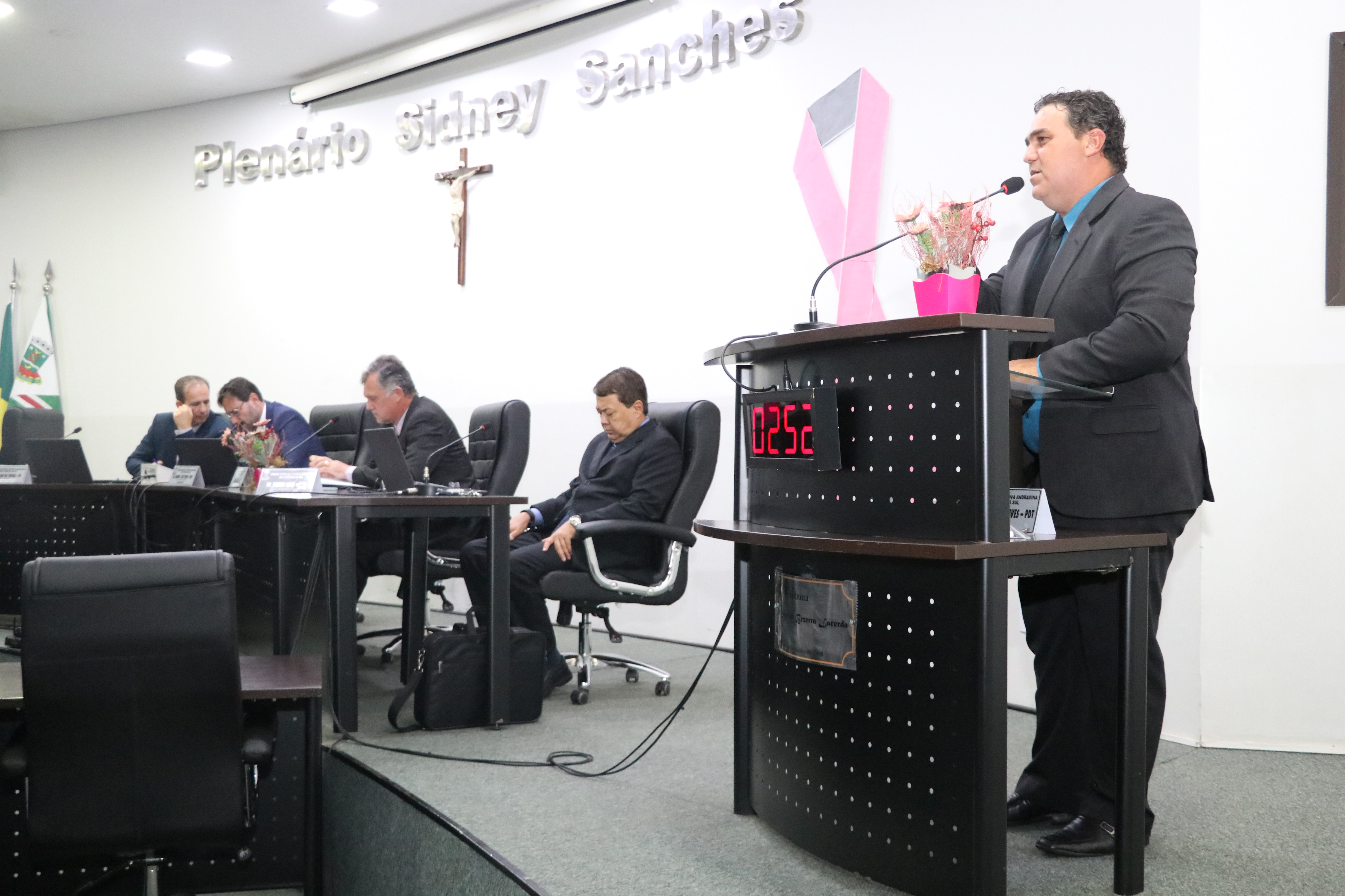 Vereador requer informações sobre retomada e término dos serviços de recapeamento em dois bairros