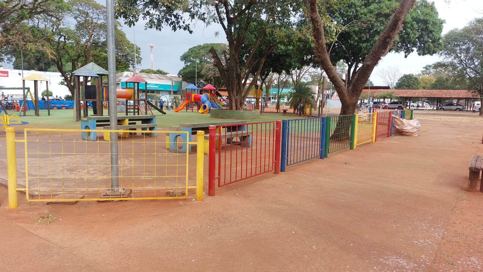 Vereador solicita ajustes no cercamento do parquinho da Praça Queneciano Cecilio de Lima