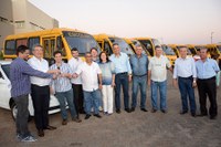 Vereadores acompanham entrega de novos ônibus e veículo