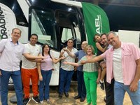 Vereadores celebram entrega de ônibus para uso em competições esportivas