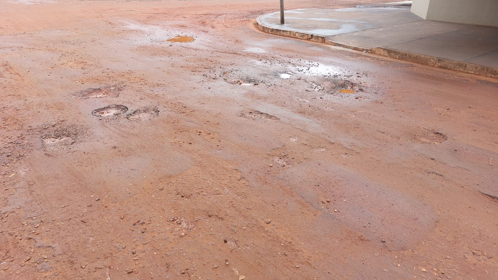 Vereadores cobram melhorias no asfalto em bairros e em Nova Casa Verde