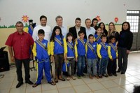 Vereadores entregam agasalhos e mochilas à crianças do SCFV Horto Florestal