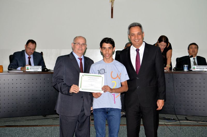 Vereadores homenageiam aluno que ganhou medalhas em olimpíadas de matemática