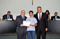 Vereadores homenageiam aluno que ganhou medalhas em olimpíadas de matemática