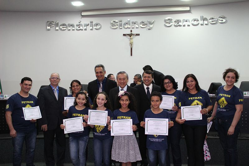 Vereadores homenageiam ganhadores de festival estudantil de teatro  