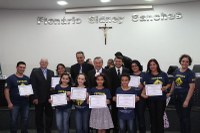 Vereadores homenageiam ganhadores de festival estudantil de teatro  