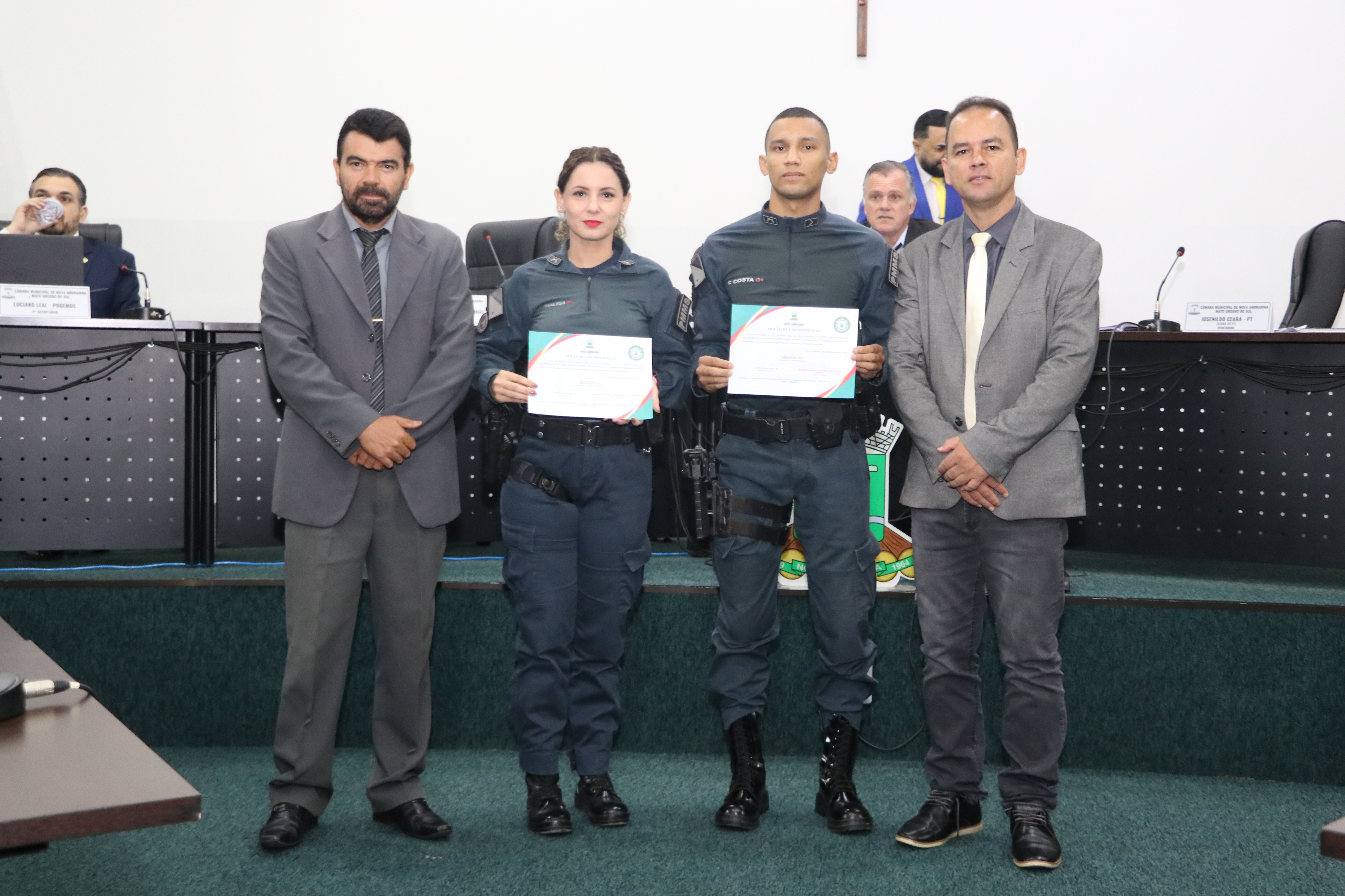 Vereadores homenageiam policiais por atuação exemplar em situação de emergência
