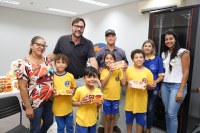 Vereadores participam de entrega de bombons a integrantes de projetos sociais