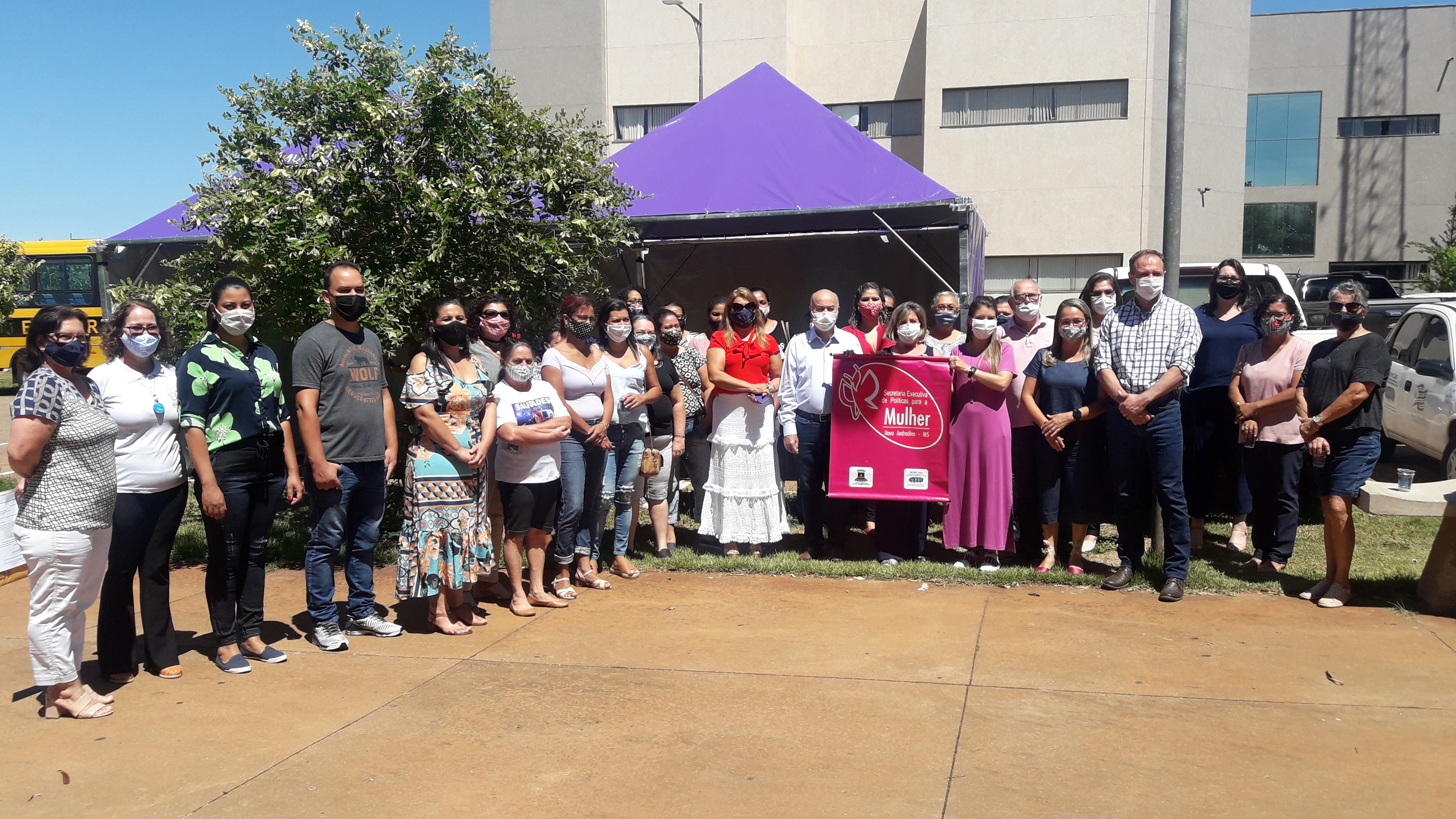 Vereadores participam de entrega de novas tendas