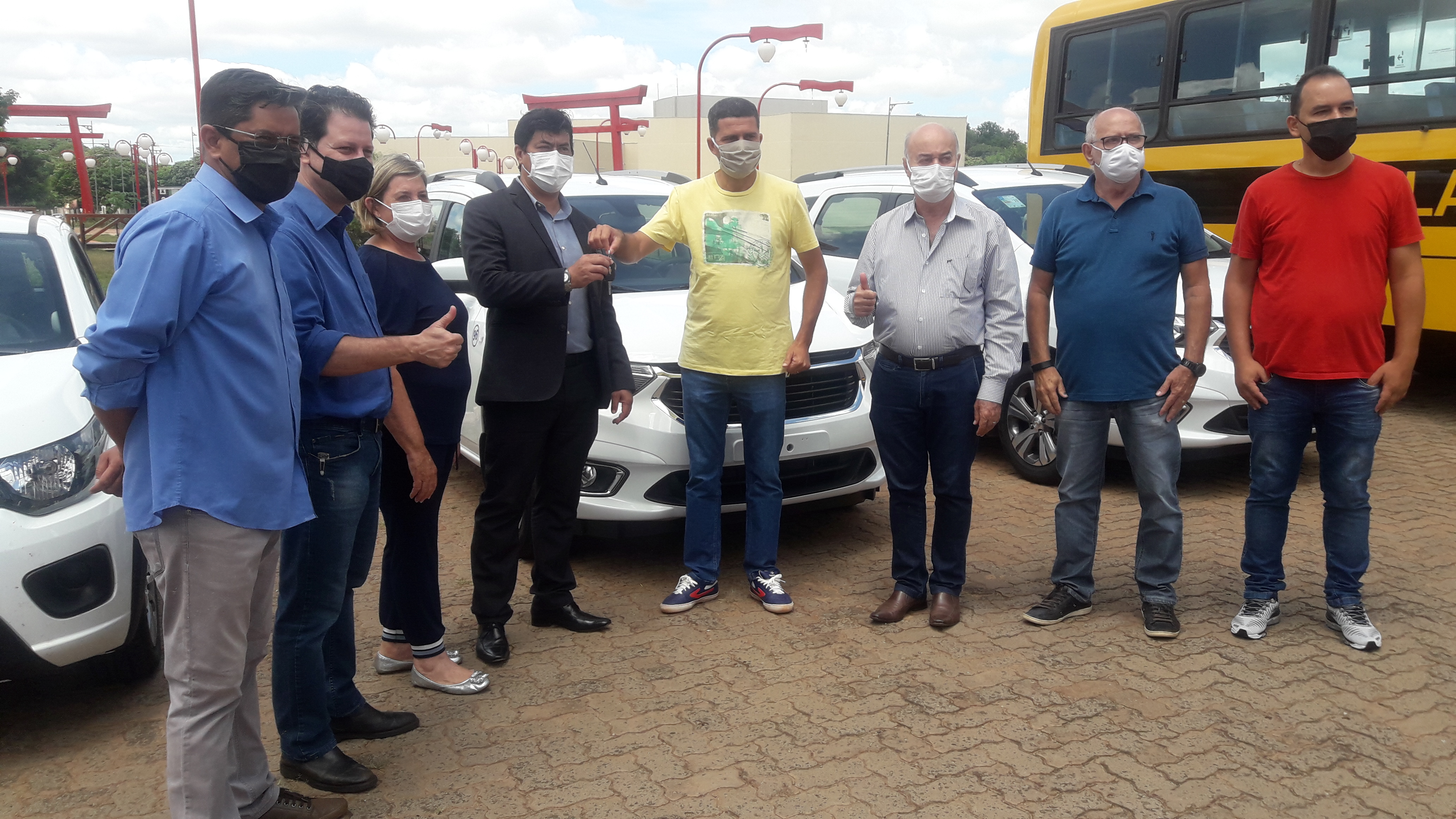 Vereadores participam de solenidade de entrega de veículos 