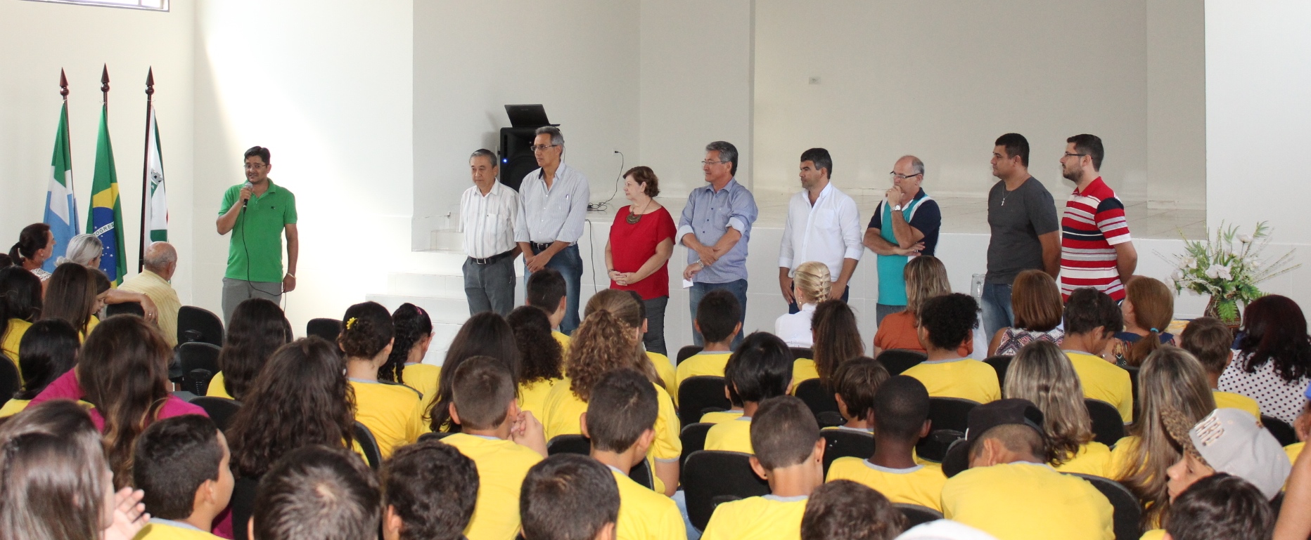 Vereadores participaram de entrega de uniformes na escola Profº João de Lima Paes