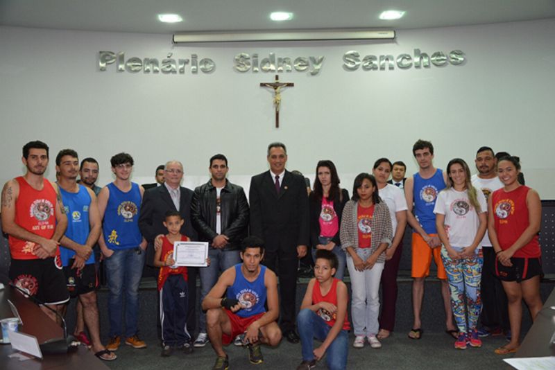 Vereadores prestam homenagem à Escola Valadares de Kung Fu