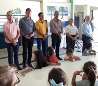 Vereadores prestigiam entrega de kits escolares 