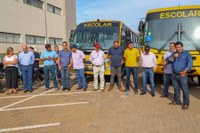Vereadores prestigiam entrega de Ônibus Escolares e Equipamentos Agrícolas