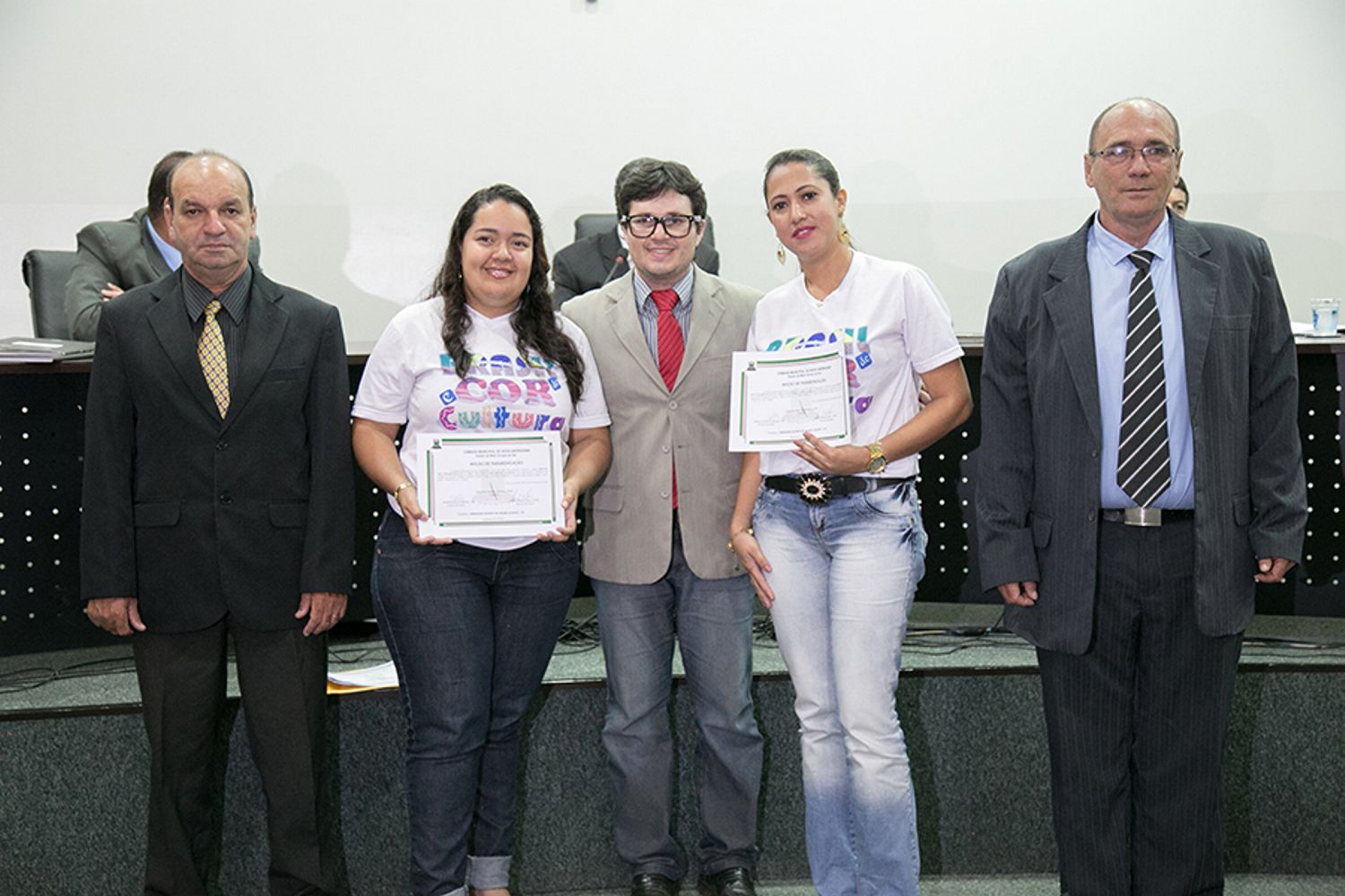 Vicente homenageia escola Austrílio Capilé Castro por realização de eventos culturais