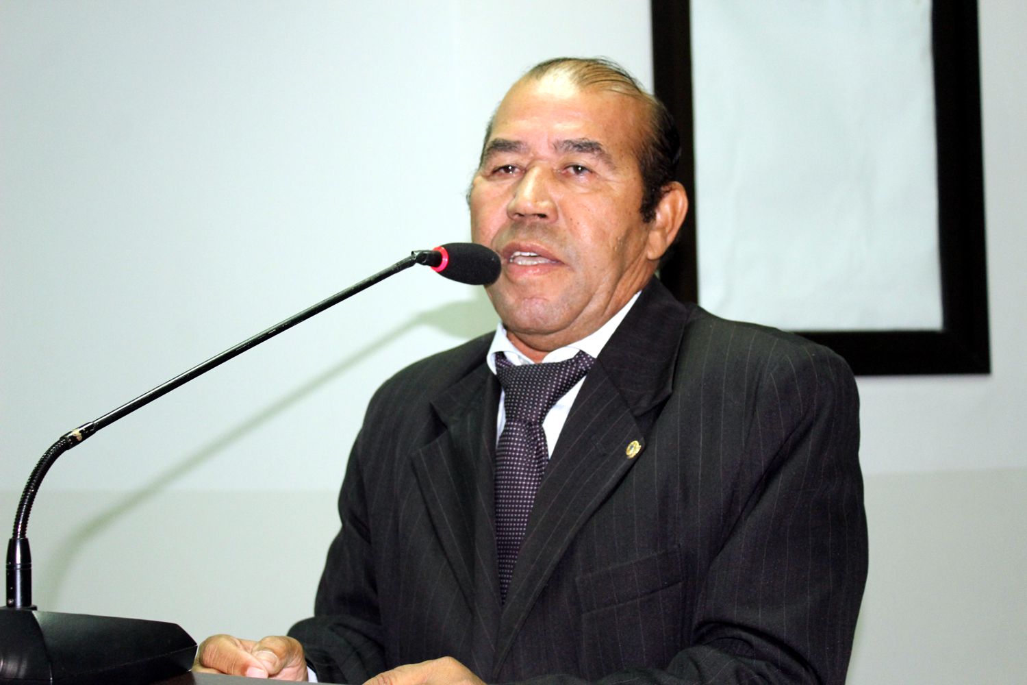 Zé Bugre enfatiza lei que garante publicidade em placas nominativas